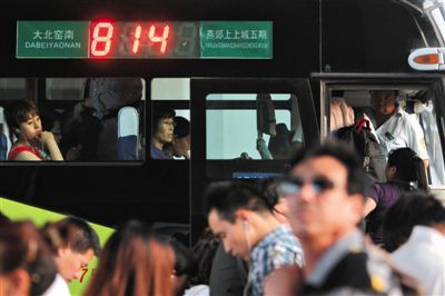 2014年5月22日,乘客在北京大北窯南乘坐開往燕郊的814路公交車。