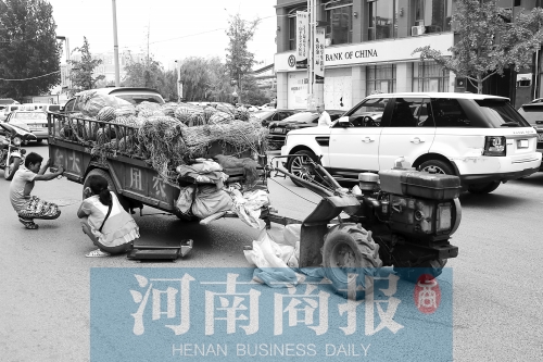 兩車相蹭后，小陳與妻子慌了神