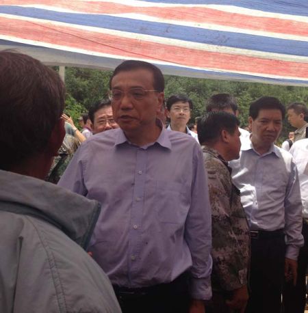 走進(jìn)帳篷，總理就握住蔡官耀的雙手說：“不行，這個(gè)帳篷太簡易了”。說完這句，叮囑蔡官耀，“不能回家住”