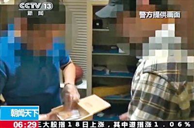 8月14日，警方從房祖名位于北京的住所搜出百余克大麻，房祖名（右）將部分毒品存放在這個(gè)木盒中。
