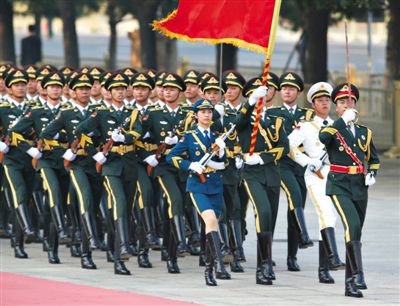 昨日，151人最大陣容的三軍儀仗隊，著新式禮賓服接受檢閱。這也是解放軍儀仗隊、軍樂團新式禮賓服首次亮