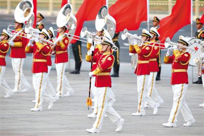 昨日，紅白相配的解放軍軍樂團行進演奏服亮相。杜洋 攝