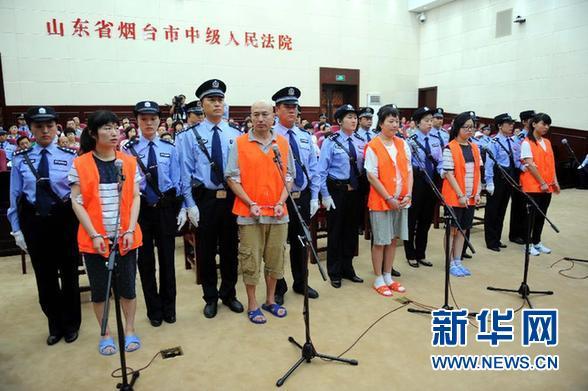 8月21日，被告人張帆、張立冬、呂迎春、張航、張巧聯(lián)到庭。法庭逐一核對被告人身份。