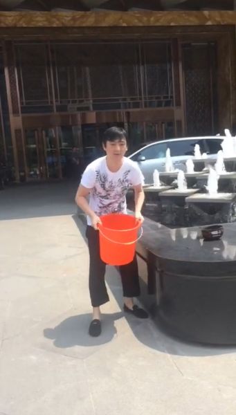 王思聰在進行冰桶挑戰(zhàn)。