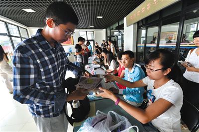 8月23日，清華大學(xué)新生在辦理入學(xué)手續(xù)。