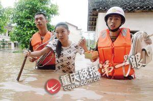 長壽區(qū)，消防官兵搜救被困群眾。