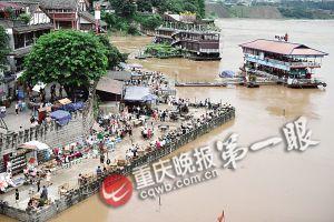 沙坪壩區(qū)磁器口，江水逼近休閑平臺。