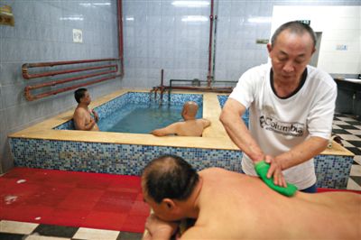 客人在搓澡。近日，百年歷史的鑫園浴池宣布將關(guān)張。新京報(bào)記者