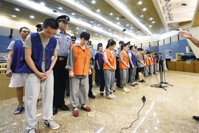 庭審現(xiàn)場。昨日，26名跨國電信詐騙嫌疑人在市一中院受審。