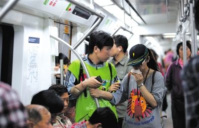 地鐵14號線，一名乘客正在車廂內飲食。