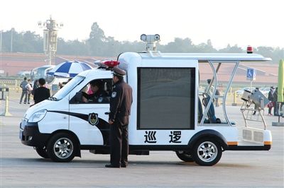 國慶節(jié)將至，昨日，天安門廣場(chǎng)增設(shè)新型巡邏車。該車配有遠(yuǎn)射燈、顯示大屏、車頂攝像頭等設(shè)備。圖/CFP