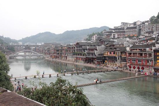 鳳凰古城以被吐槽七次高居最想吐槽榜榜首，而這七次吐槽全部來自在鳳凰古城隨機(jī)采訪的10名游客中。