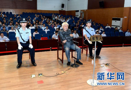 9月29日，方廣云在庭審現(xiàn)場。當(dāng)日，“合肥房叔”腐敗窩案核心人物方廣云在安徽省廬江縣出庭受審。 新華社記者 郭晨 攝