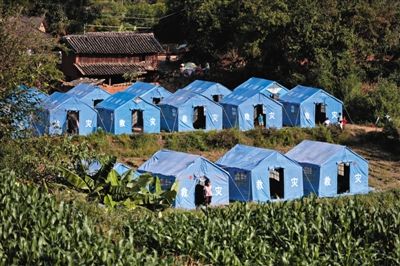 　昨日，云南省景谷縣永平鎮(zhèn)芒費(fèi)村地震中70受損戶，部分村民安置在帳篷里。