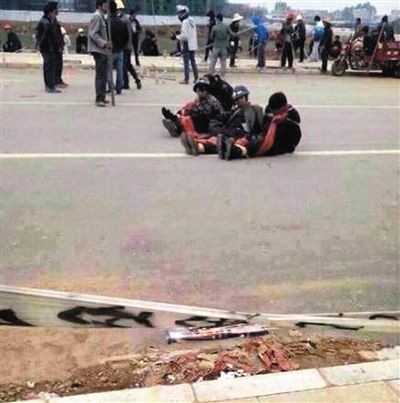 14日，沖突現(xiàn)場，幾名頭戴鋼盔的人被捆綁著。圖/東方IC