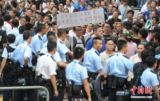 10月22日，有反對(duì)“占中”的市民前往旺角的非法占領(lǐng)區(qū)展示橫額，支持香港警隊(duì)。中新社發(fā) 譚達(dá)明 攝