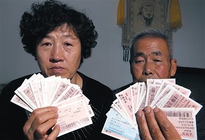 尚愛云夫婦展示上訪留下的車票,這些只是一部分。