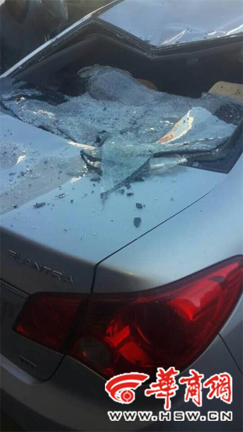 事發(fā)現(xiàn)場一輛伊蘭特轎車后擋風(fēng)玻璃破碎，車頂被砸出坑。記者 祁銘 攝