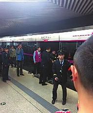 昨日18時57分，北京地鐵5號線惠新西街南口一女子遭遇不幸。昨晚9時記者在中日友好醫(yī)院發(fā)現(xiàn)女子已不幸身亡，女子遇險是被夾在安全門和地鐵門中間，列車啟動后掉下站臺。