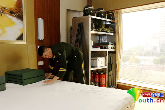 　11月7日，一名武警官兵在APEC駐地中國大飯店的房間內(nèi)整理內(nèi)務(wù)。