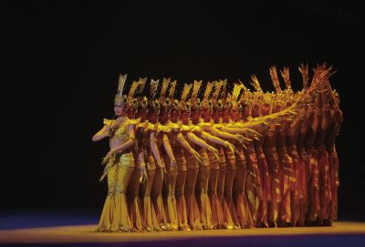 在歡迎晚宴上，上演經(jīng)典節(jié)目千手觀音。新華社發(fā)