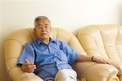 楊維駿 歷任云南省政協(xié)副主席等職。89歲高齡的楊維駿為12名失地農(nóng)民代表開道，到云南省政協(xié)反映問題。