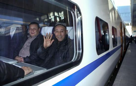 11月16日，旅客乘坐從烏魯木齊南站首發(fā)的D8602次列車。