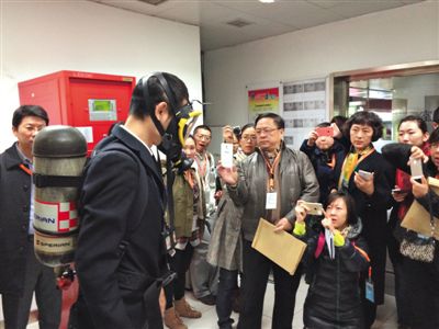 昨天，地鐵4號線北京南站站，地鐵工作人員為人大代表演示應急氧氣瓶佩戴方式。新京報記者