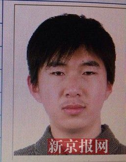 犯罪嫌疑人李小龍，27歲，唐山樂亭人。村干部說李小龍經常把自己關在家里