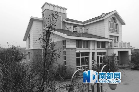 　馬超群在赤土山村村委會旁的別墅，就是以“自來水維護(hù)站”的名義拿的地。