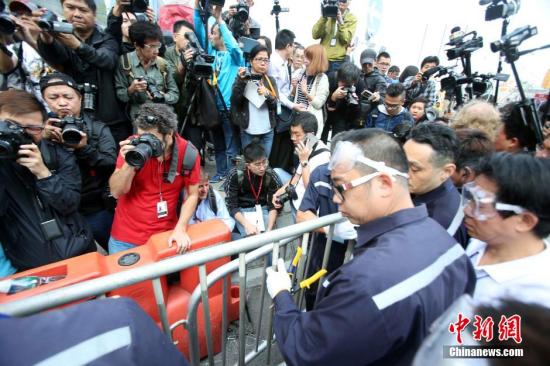 11月18日上午，香港法庭頒令執(zhí)達(dá)主任展開清除在金鐘中信大廈外的障礙物，先后清理了龍匯道上的鐵馬，警