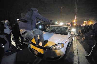 11月24日，圣路易斯市，示威者得知涉案警察被免予起訴消息后表達(dá)不滿?！? width=