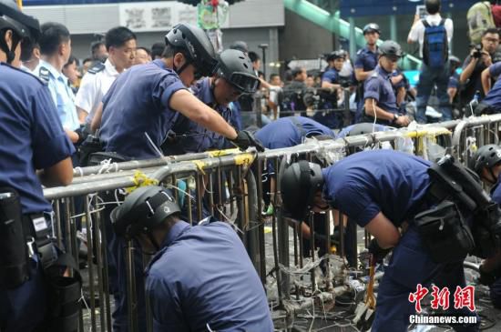 11月26日，香港法庭執(zhí)達(dá)主任在旺角彌敦道執(zhí)行禁制令，清除非法障礙物，后因受阻而要求警方協(xié)助執(zhí)行。