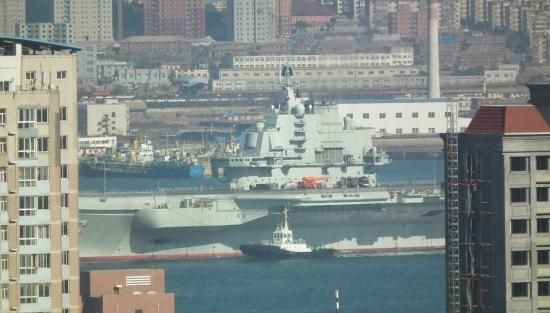 青島軍港周圍高樓林立，一睹遼寧號(hào)真容只需要一個(gè)好天氣（資料圖片）
