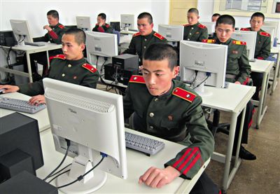 2013年4月18日，朝鮮平壤，士兵學習使用電腦。