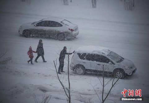 12月8日，經(jīng)過一夜降雪，烏魯木齊已是皚皚白雪一片。（圖片來源于中新網(wǎng)）