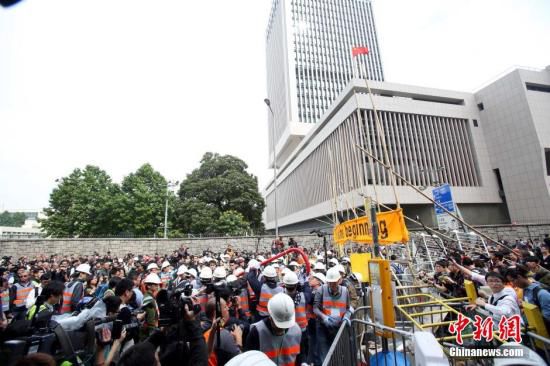 12月11日上午，香港非法“占領區(qū)”清除障礙物。
