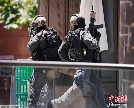 目前咖啡館已經(jīng)關閉，警方，包括全副武裝的特警隊已經(jīng)將咖啡館包圍。