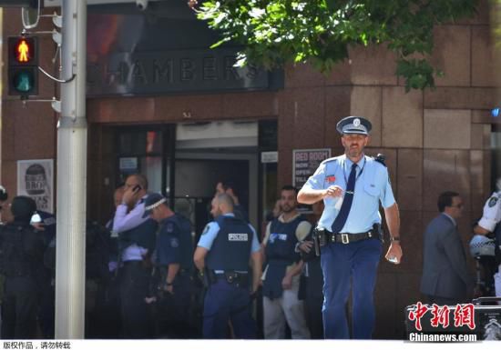 發(fā)生人質(zhì)劫持的咖啡屋位于馬丁廣場，是悉尼市最為繁忙的中央商業(yè)區(qū)。