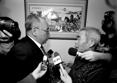 15日，內(nèi)蒙古高院副院長趙建平（左）帶隊(duì)向呼格吉勒圖父母送達(dá)再審法律文書。