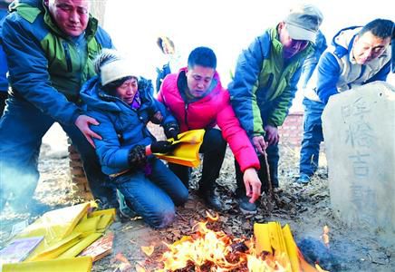 昨日，呼格吉勒圖的父母揣著無罪判決書的復印件來到兒子墳前祭奠?！?新華社
