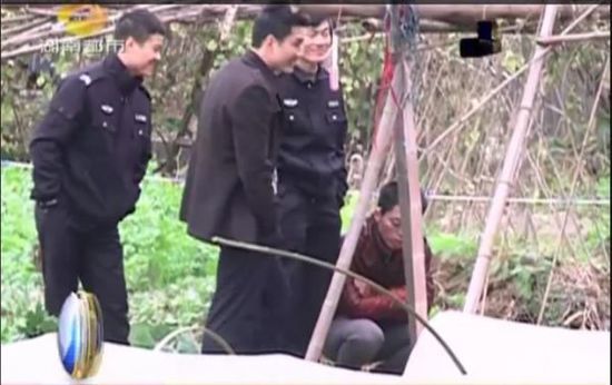 一個(gè)見(jiàn)習(xí)警官，一個(gè)二級(jí)警司，和一個(gè)便衣人員站在菜地里笑。