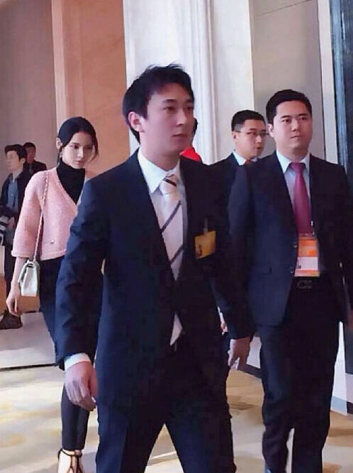 王思聰身后的妙齡女子自稱(chēng)王思聰女友