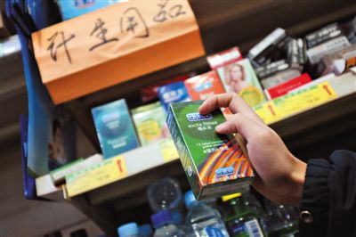 清苑路“世紀(jì)華聯(lián)超市清友園店”的貨架上，擺放著購自網(wǎng)店的“高仿”避孕套。