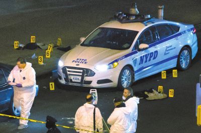 美國(guó)紐約兩名警察20日在巡邏車內(nèi)突遭槍擊身亡。紐約警察局長(zhǎng)威廉·布拉頓說(shuō)，槍手行兇后跑入附近一座地鐵站飲彈自盡，沒(méi)有跡象顯示這起血案與恐怖主義有關(guān)聯(lián)。