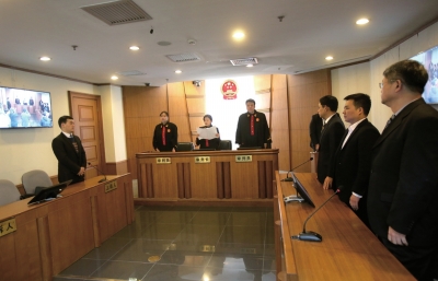 昨日，鄒恒甫及北大有關(guān)負(fù)責(zé)人并未到庭，圖為法官正在進(jìn)行宣判。