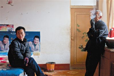 父親抽煙，兒子不語。逃跑的越南新娘，給袁迎賓父子帶來的是失落。新京報(bào)記者