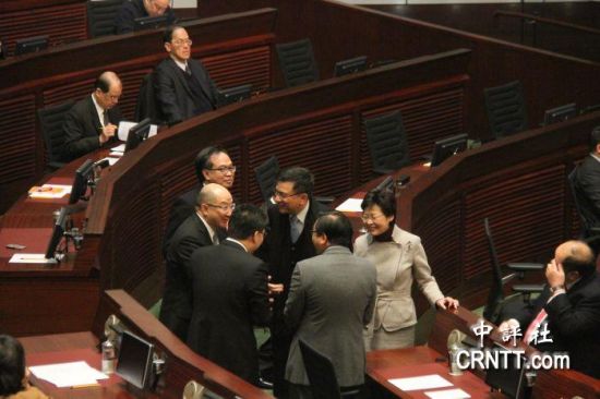答問大會(huì)之前，港府司局長等高官聚談（中評(píng)社 鄧冠英攝）