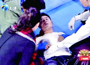 天津衛(wèi)視一檔明星真人秀娛樂節(jié)目中，海南省武術(shù)協(xié)會副秘書長楊成章被打倒在地，表情痛苦。