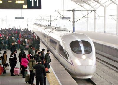 　2014年1月3日，江蘇徐州，旅客在等候乘坐京滬高鐵和諧號(hào)動(dòng)車組列車。圖/CFP